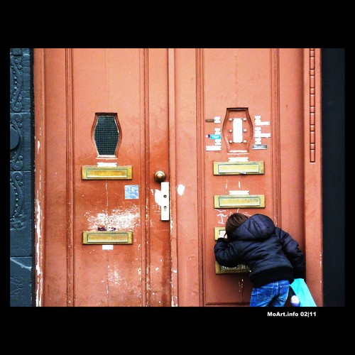 Cartoon: MH - Curious (medium) by MoArt Rotterdam tagged rotterdam,moart,moartcards,curious,nieuwsgierig,kid,kind,aagje,door,deur,mailbox,brievenbus