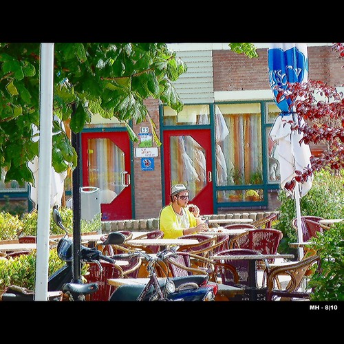 Cartoon: MH - Enjoying a Coke (medium) by MoArt Rotterdam tagged zomer,summer,quiet,cocacola,coke,rustig,cola,pepsi,drinken,drinking,terrace,terrasje,rotterdam