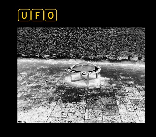 Cartoon: MH - UFO (medium) by MoArt Rotterdam tagged stillife,ufo,blackandwhite