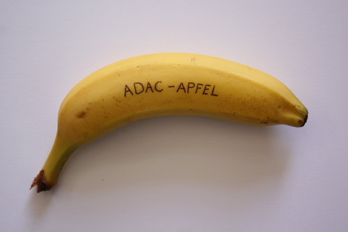 Cartoon: ADAC-Apfel (medium) by Erwin Pischel tagged autolobby,profitinteresse,engel,gelber,wirtschaftsunternehmen,automobilclub,club,gelbvertrauensverlust,apfel,banane,pischel,manipulation,täuschung,korruption,betrug,adac